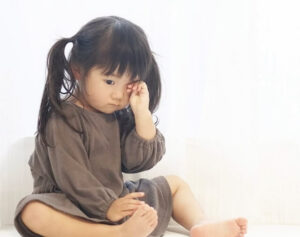 手で目をこすることはものもらいができる原因の一つです
